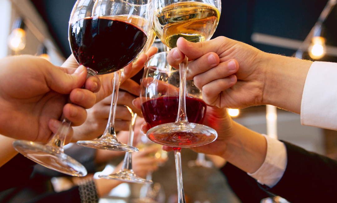 En gruppe kolleger nyder en sjov firmafest hos Eventbyen med spil, lækker mad og god stemning.