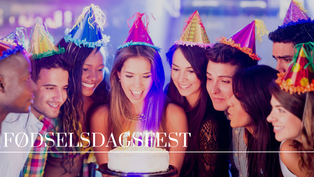 En festlig fødselsdag med balloner, kage og glade gæster.