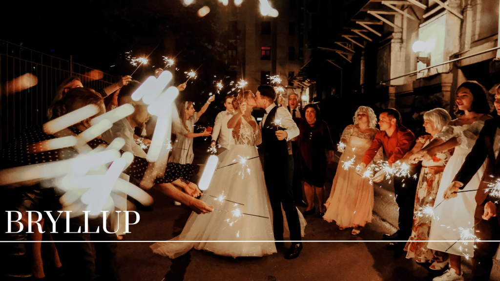 Et brudepar danser under romantisk belysning.