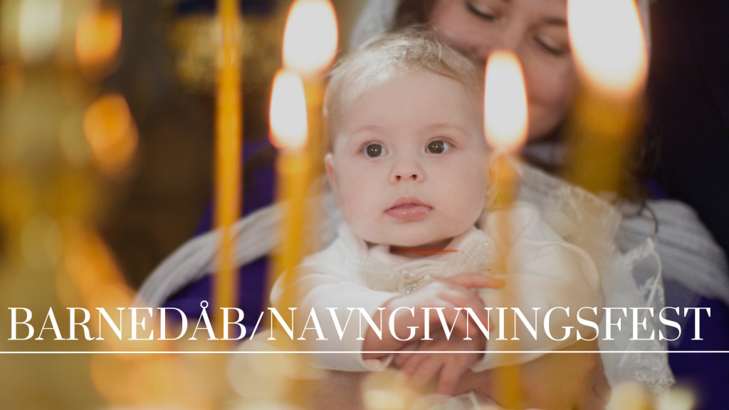 En pyntet sal til barnedåb med smukke dekorationer og familie samlet.