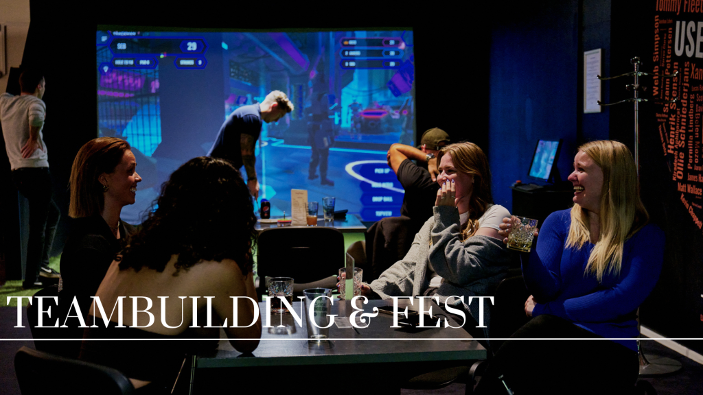 Et team arbejder sammen om en aktivitet og afslutter med en festlig middag.